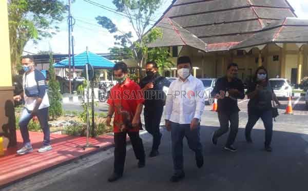 DIPERIKSA: Sugianto Sabran saat mendatangi Direktorat Krimsus Polda Kalteng untuk memberikan keterangan terkait laporannya mengenai dugaan pencemaran nama baik dan ujaran kebencian di media sosial, Selasa (17/11).(DODI/RADAR SAMPIT)