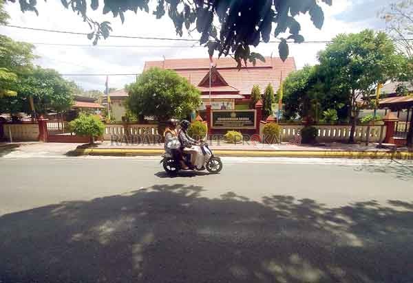 TERPAPAR COVID-19 : Dua ASN Kantor Kemenag Kabupaten Kobar terpapar virus Corona, akibatnya mereka batal mengikuti kegiatan MTQ di Padang Sumatera Barat, nampak kantor Kemenag Kobar di Jalan Sutan Syahrir Pangkalan Bun, baru-baru ini.(SULISTYO/RADAR PANGK