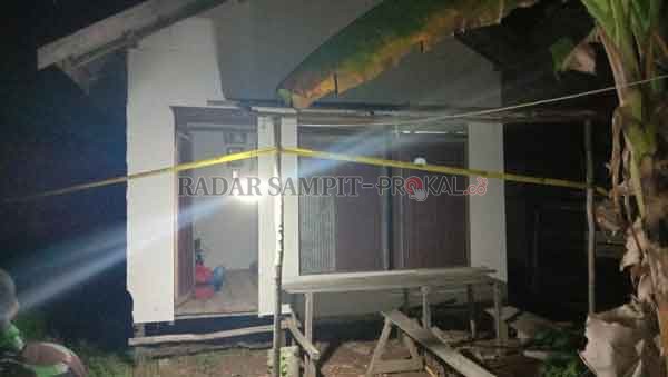 Rumah kosong tempat penemuan seorang warga yang tewas gantung diri.(RADAR SAMPIT)