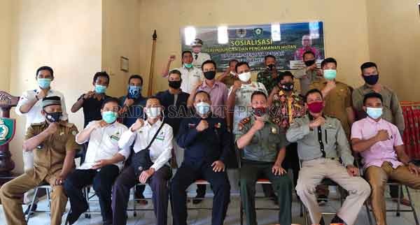 SOSIALISASI: Narasumber bersama peserta sosialisasi Perlindungan dan Pengamanan Hutan yang digelar UPT KPHP Mentaya Tengah-Seruyan Hilir, di Kecamatan Teluk Sampit, Selasa (17/11).(TONO/RADAR SAMPIT)