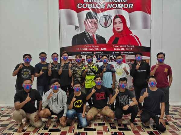 MENDUKUNG: Kaum milenial Kelurahan Mentaya Seberang, Kecamatan Seranau, saat berkunjung ke Posko Milenial HARATI. Pihaknya siap bersinergi dengan paslon Halikinnor dan Irawati.(ISTIMEWA FOR RADAR SAMPIT)