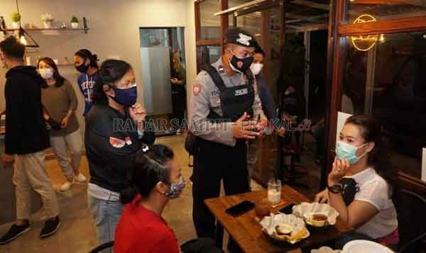 CEGAH KORONA : Tim Satgas Covid-19 Kota Palangka Raya ketika mengingatkan pengunjung kafe dan rumah makan untuk tetap mematuhi protokol kesehatan.(IST/RADAR PALANGKA)