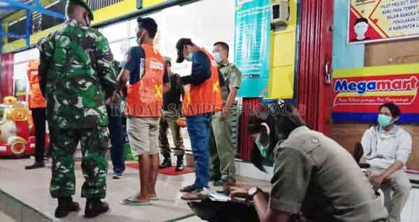 DITERTIBKAN: Sejumlah warga Lamandau terjaring operasi Yustisi Protokol Kesehatan, Sabtu (21/11) malam.(RIA MEKAR/RADAR SAMPIT)