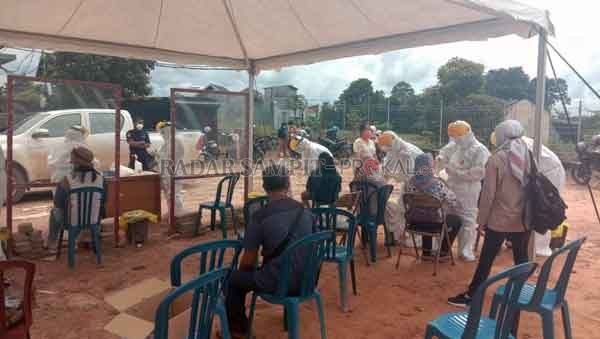 TES MASSAL: Puluhan kontak erat dari tiga klaster berbeda saat menjalani tes usap massal di RSUD Lamandau, Sabtu (21/11).(RIA MEKAR/RADAR SAMPIT)