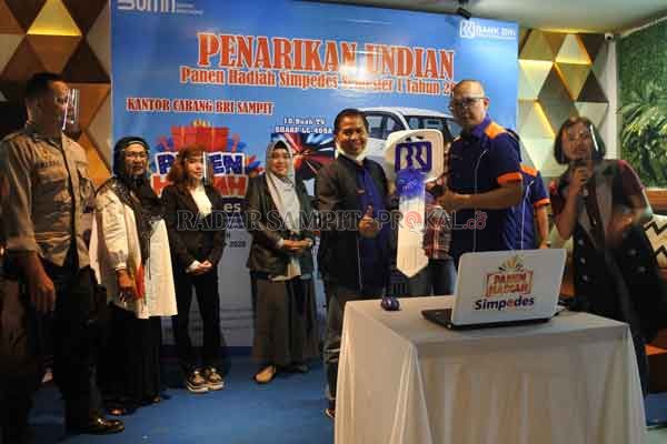 VIRTUAL: Kepala Kantor Cabang BRI Sampit Agung Ari Wibowo mengundi hadiah Simpedes di Nosh Cafe, Sabtu (21/22) malam.