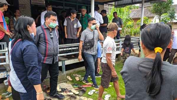 TERUS BERGERAK: Halikinnor menyambangi warga desa untuk mendengarkan aspirasi warga dalam kunjungan ke sejumlah desa di Kotim, belum lama ini. (ISTIMEWA FOR RADAR SAMPIT)