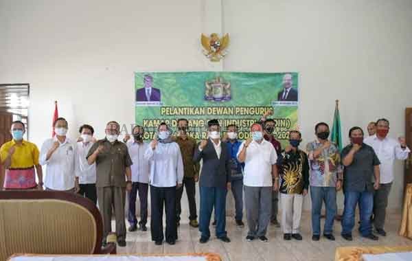 BERSINERGI : – Sekda Kota Palangka Raya Hera Nugrahayu saat menghadiri sekaligus memberikan sambutan dalam acara pelantikan dewan pengurus Kadin Palangka Raya, sabtu (21/11).(FOTO IST HUMAS PEMKOT)