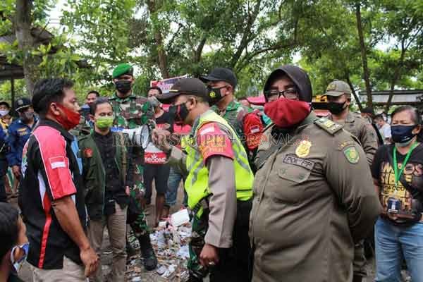TEGAS: Anggota kepolisian dan TNI, serta anggota satgas percepatan penanganan Covid-19 Palangka Raya, ketika meminta kepada panitia lomba burung berkicau untuk membubarkan acara tersebut, karena menimbulkan kerumunan warga dan tidak menerapkan physical/ s