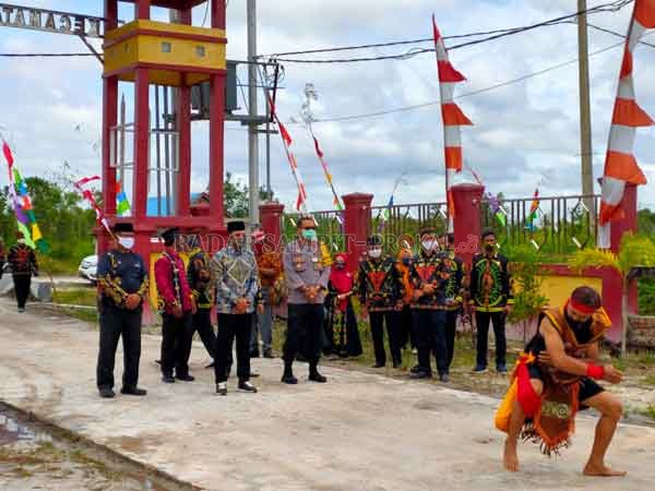 PENYAMBUTAN Bupati Kotim Supian Hadi, saat menyaksikan tarian dan pencak silat khas Suku Dayak ketika menghadiri pelantikan Daman Kecamatan MB Ketapang, Sabtu (23/11) lalu.(YUNI/RADAR SAMPIT )