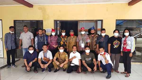 Rena (ikat kepala merah) bersama sejumlah peserta Musda MDAHK 2020 menyepakati ketua baru selama lima tahun ke depan.