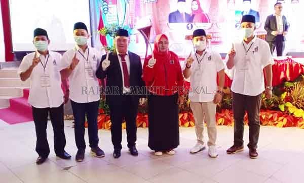 DONGKRAK APBD: Paslon bupati dan wakil bupati Kotim nomor urut 1 Halikinnor-Irawati berfoto bersama timnya dalam acara debat kandidat Pilkada Kotim, Senin (23/11) malam.(ISTIMEWA FOR RADAR SAMPIT)