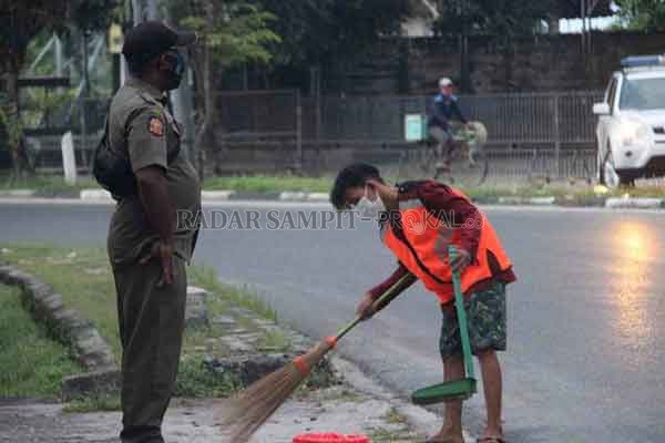 MASIH TERJARING : Warga yang tidak menggunakan masker masih saja terjaring saat tim Satuan Tugas Percepatan Penanganan Covid-19 Kota  menggelar razia masker.(IST RADAR PALANGKA)