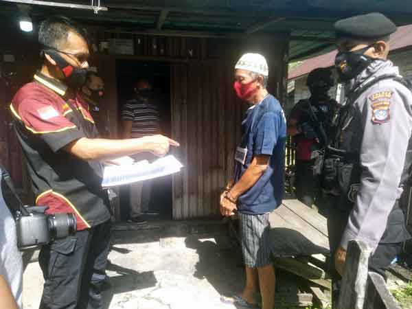 REKA ULANG : Penyidik Polsek Baamang menggelar rekonstruksi kasus pembunuhan Cahaya (66), beberapa waktu lalu. Petugas menghadirkan tersangka Wahyudin (57) di lokasi kejadian.(DOK/RADAR SAMPIT)