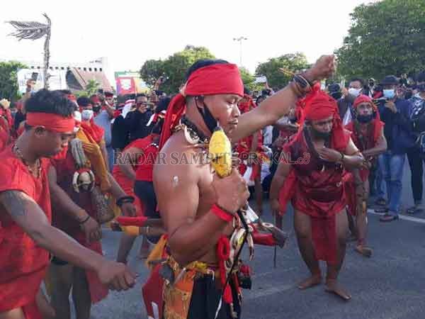 ATRAKSI : Ormas Dayak menggelar aksi penolakan ormas radikal dan intoleran di Bundaran Besar Palangka Raya kemarin.(DODI/RADAR PALANGKA)
