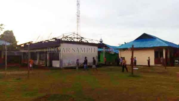 SISA PUING: Petugas kepolisian saat berada di TKP dengan puing bangunan kantin SMPN 8 Palangka Raya yang terbakar.(IST RADAR PALANGKA)