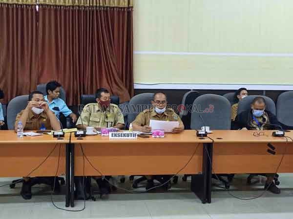 EVALUASI PAD : Kepala BPPRD Seruyan Sukardi (dua dari kanan) saat mengikuti rapat evaluasi dan koordinasi peningkatan PAD di Gedung Serba Guna DPRD Seruyan belum lama ini. (ALDI SETIAWAN/RADAR SAMPIT)