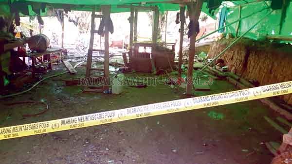 MULAI BERBAU ; Lubang tambang maut sedalam 65 meter yang mengubur 7 dari 10 jenazah yang tersapu air bah dipasang garis polisi, nampak di lokasi tidak ada aktifitas mengingat proses evakuasi tidak memungkinkan dilakukan mengingat beratnya medan, Senin (23