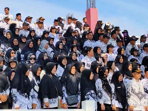 Upacara Peringatan Hari Guru Nasional yang diselenggarakan di Stadion 29 Nopember Sampit tahun lalu. (Dok. YUNI/RADAR SAMPIT )