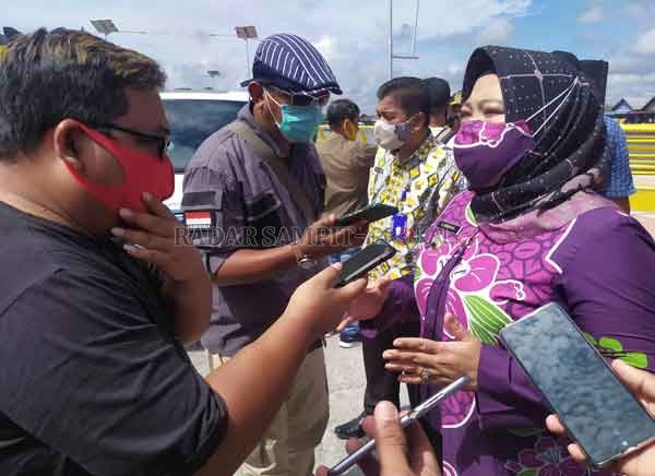 TAMBANG : Bupati Kobar Hj Nurhidayah menyatakan bakal menutup eks tambang di Kecamatan Arut Utara.(RINDUWAN /RADAR PANGKALAN BUN )
