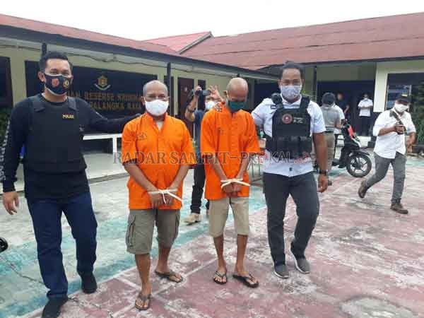 DIAMANKAN: Dua pria berinisial IS (49) warga Jalan Poncowati dan A (50) warga Jalan Antang berurusan dengan aparat kepolisian lantaran kasus pencurian.(DODI/RADAR SAMPIT)