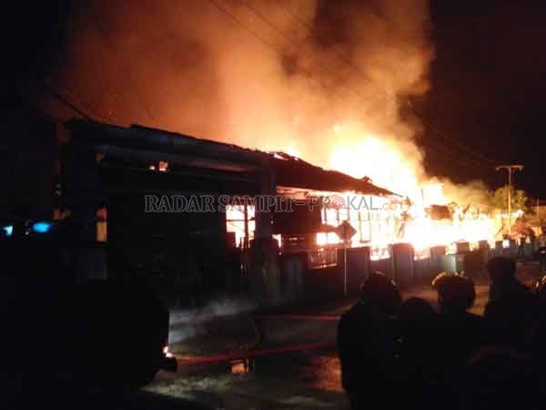 KEBAKARAN : Api berkobar membakar gedung SDN 4 dan rumah tunggu Puskesmas Melayu, Muara Teweh, Kabupaten Barito Utara, Kamis (26/11) dini hari.(ALWANDI/RADAR SAMPIT)