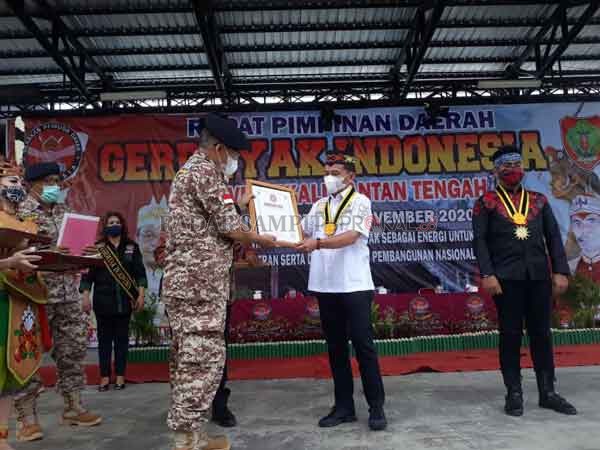 RAPIMDA : Gerakan Pemuda Dayak Indonesia (gerdayak) menggelar rapat pimpinan daerah Provinsi Kalimantan Tengah. Saat Dewan Pimpinan Nasional Gerakan Pemuda Dayak Indonesia, Ketua Umum Yansen A Binti. memberikan medali bagi Sugianto Sabran, Agustiar Sabran