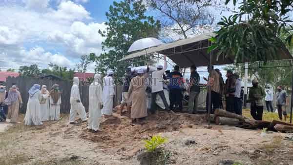 BERPULANG: Prosesi pemakaman jenzah Plt Direktur RSUD dr Murjani Sampit di area pemakaman keluarga, di depan Masjid Darul Ma
