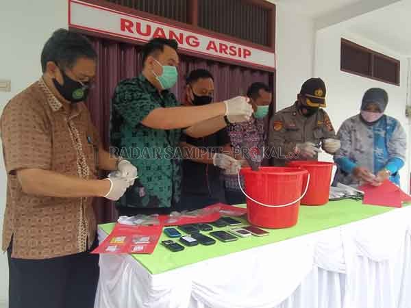 DILARUTKAN: Pemusnahan barang bukti narkoba  jenis sabu seberat 5,56 kilogram dan barang bukti lainnya di halaman Kantor Kejaksaan Negeri Kotawaringin Barat, Jumat (27/11).(Sulistyo/Radar Pangkalan Bun)