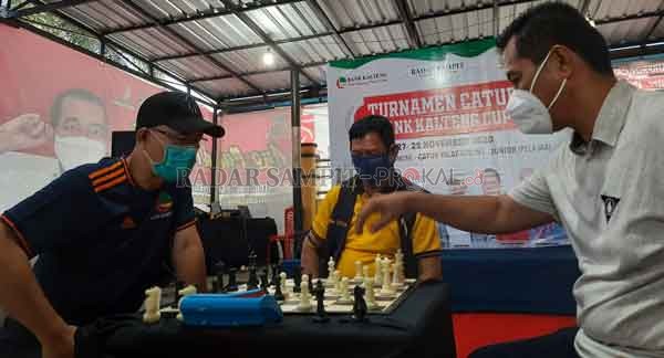 PERTANDINGAN: Pimpinan Cabang Bank Kalteng Sampit dan Ketua KONI Kotim saat mengikuti pertandingan penghormatan dalam kegiatan turnamen Bank Kalteng Cup, Jumat (27/11) sore.( HENY/ RADAR SAMPIT)