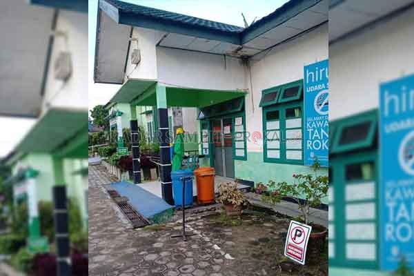 DESINFEKSI:  Petugas sedang menyemprotkan cairan disinfektan di kawasan Puskesmas Karang Mulya. Hari ini Puskesmas akan kembali membuka layanan secara penuh setelah melakukan penutupan IGD, Inap, dan bersalin pada Selasa (24/11) lalu.(istimewa)