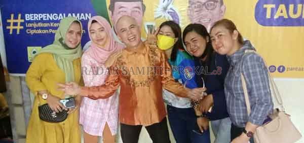 Ozy Syahputra bersama simpatisan PANTAS di Sampit.(HENI/RADAR SAMPIT)