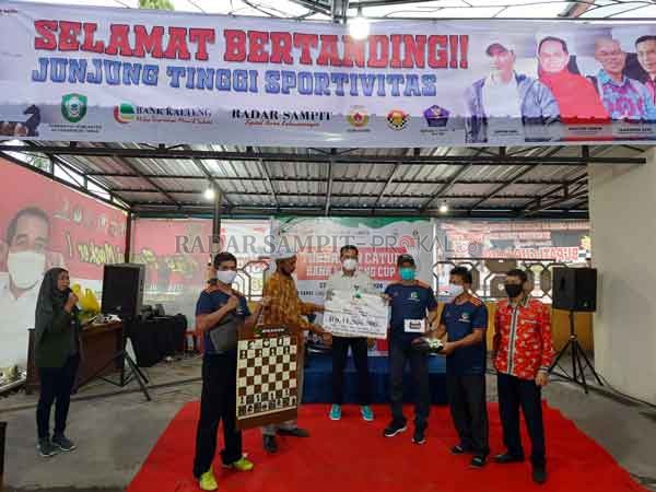 PEDULI: Pimpinan Cabang Bank Kalteng Sampit (tiga dari kanan) menyerahkan bantuan CSR secara simbolis kepada Ketua Percasi Kotim  (dua dari kiri) didampingi Ketua KONI Kotim saat pembukaan turnamen catur Bank Kalteng Cup, Jumat (27/11) sore.(HENY/RADAR SA