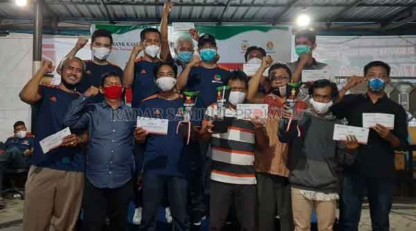 JAWARA: Para juara Turnamen Catur Bank Kalteng Cup 2020 foto bersama Pemimpin Bank Kalteng Cabang Sampit Tajudinnor Asra dan Ketua KONI Kotim Ahyar Umar, Minggu (29/11).(HENY/RADAR SAMPIT)