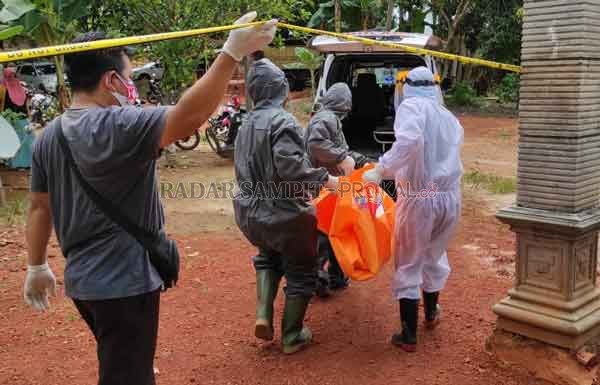 GEGER : Petugas Kepolisian Sektor (Polsek) Cempaga saat melakukan olah TKP di tempat penemuan mayat perempuan di Desa Pelantaran, Kecamatan Cempaga Hulu, Sabtu (28/11) pagi lalu.(KAPOLSEK/RADAR SAMPIT)