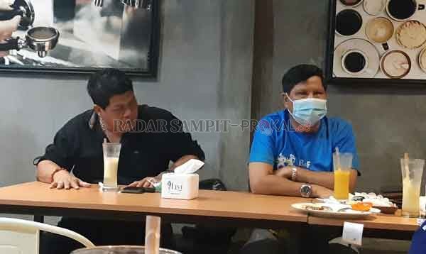 SUKSESKAN PILKADA : Ketua Fraksi Demokrat DPRD Kotim, Parimus saat ngobrol santai bersama Ketua DPC Partai Gerindra Kotim, Ary Dewar akhir pekan kemarin. (RADO/RADAR SAMPIT)
