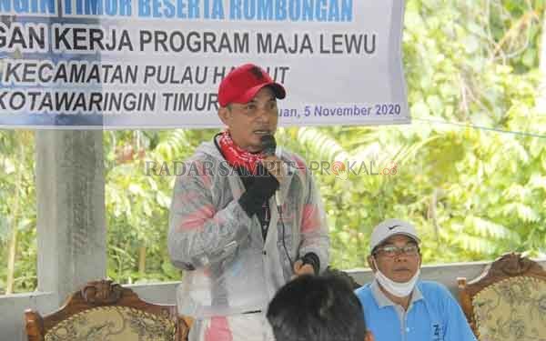 KUNJUNGAN: Bupati Kotim Supian Hadi saat melakukan sambang desa di Kecamatan Pulau Hanaut beberapa waktu lalu.(IST/RADARSAMPIT)