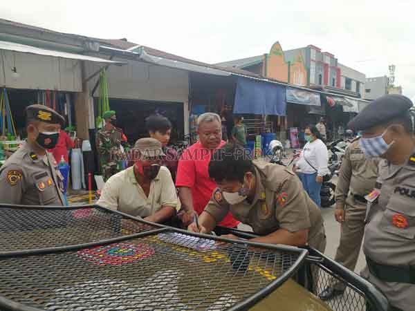BERI HUKUMAN: Tim Yustisi saat melaksanakan operasi yustisi penegakkan Perbup 54 Tahun 2020 di depan Pasar Indra Sari, Kelurahan Baru, Kecamatan Arsel, Kabupaten Kobar, Minggu (29/11).(SULISTYO/RADAR PANGKALAN BUN)