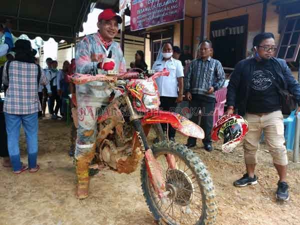 KUNJUNGAN: Bupati Kotim Supian Hadi berada di Desa Kuluk Telawang, Kecamatan Antang Kalang, saat kegiatan sambang desa, belum lama tadi.(DESIWULANDARI/RADARSAMPIT)