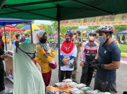 CFD DITUTUP : Pemerintah Kabupaten Kotawaringin Barat secara resmi menutup kembali arena Car Fre Day di kawasan Sport Center Jalan Samari, nampak Wabup Ahmadi Riansyah saat berada di arena CFD baru-baru ini. (HUMAS PEMKAB KOBAR/RADAR PANGKALAN BUN)