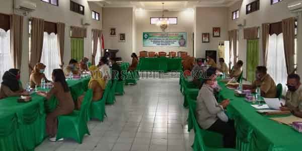 EVALUASI: DLH Kotim melakukan evaluasi terhadap ratusan tenaga kontrak di instansi tersebut, Senin (30/11).