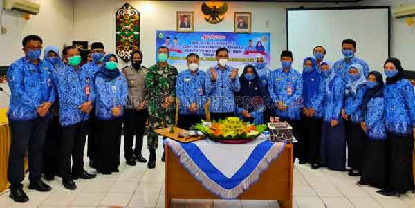 SYUKURAN: Bupati Kotim Supian Hadi melakukan pemotongan tumpang dalam rangka HUT KORPRI ke-49 di Lantai II Setda Kotim, Senin (30/11).(YUNI/RADAR SAMPIT)