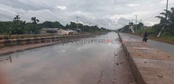 TERGENANG: Genangan Air Hujan di Jalan Tjilik Riwut berpotensi membahayakan pengguna jalan lainnya.(IST/RADARSAMPIT)