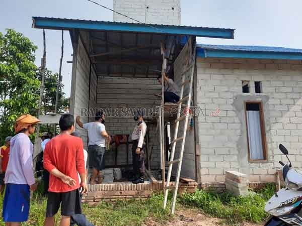 OLAH TKP : Kepolisian Sektor (Polsek) Parenggean melakukan olah tempat kejadian, pemuda ditemukan tewas gantung diri, Rabu (2/12).(IST/RADAR SAMPIT)