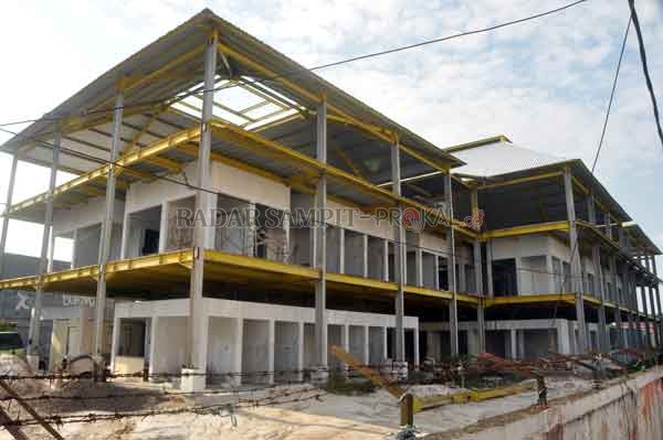 MANGKRAK: Kondisi Pasar Mangkikit yang sampai saat ini masih mangkrak pengerjaannya, sehingga menjadi polemik antara pedagang dan pihak pengembang. (DOK.RADARSAMPIT)