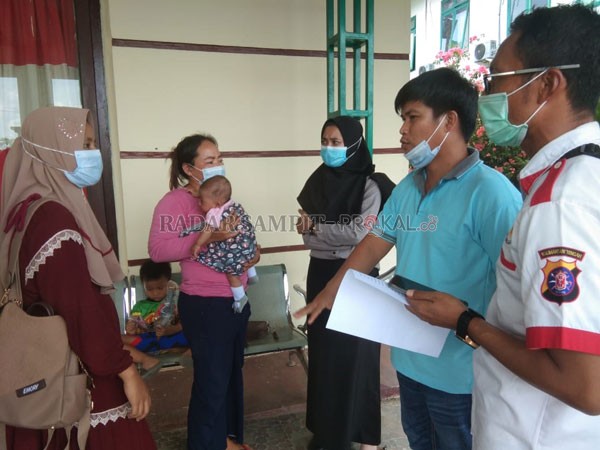 PENGANIAYAAN : DA (digendong) saat di RSUD Lamandau. Saat ini bayi korban penganiayaan dan penelantaran oleh orangtuanya sedang menjalani perawatan di RSUD Sultan Imanuddin Pangkalan Bun.(    ISTIMEWA/RADAR PANGKALAN BUN)