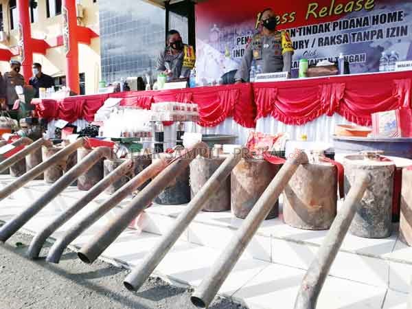 BARANG BUKTI : Polda Kalteng memperlihatkan barang bukti berhasil penggerebekan home industri pembuatan merkuri.(DODI RADAR PALANGKA)