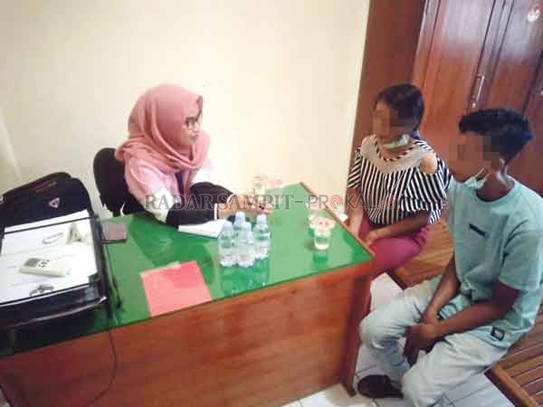 PERIKSA: Petugas Dinas Sosial Lamandau memeriksa orang tua korban penganiayaan.(IST)