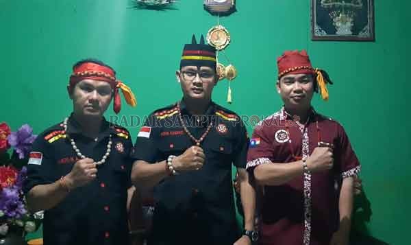 TERUS BERTAMBAH: Ketua DPW Pasukan Merah Tariu Borneo Bangkule Rajakng Agus Sanang didampingi Wakil Sekretaris Yudi Ependi dan Bendahara Santo N Adi.(RADO/RADAR SAMPIT)