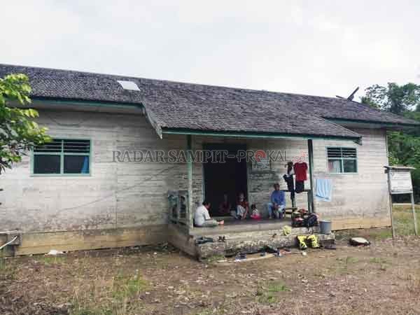 FASILITAS KESEHATAN: Kondisi Pustu yang ada di Desa Tumbang Gagu, cukup memprihatinkan sebagai salah satu fasilitas pelayanan kesehatan yang diharapkan masyarakat desa untuk pelayanan kesehatan yang baik.(DESIWULANDARI/RADARSAMPIT)