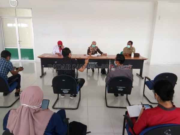 HENY/RADAR SAMPIT RAPAT: Ketua KPU Kotim bersama manajemen RSUD dr Murjani Sampit saat membahas pelaksanaan pemungutan suara pasien, Senin(7/12).